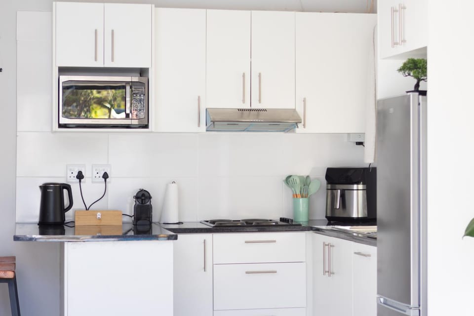 Coffee/tea facilities, Kitchen or kitchenette, microwave, stove
