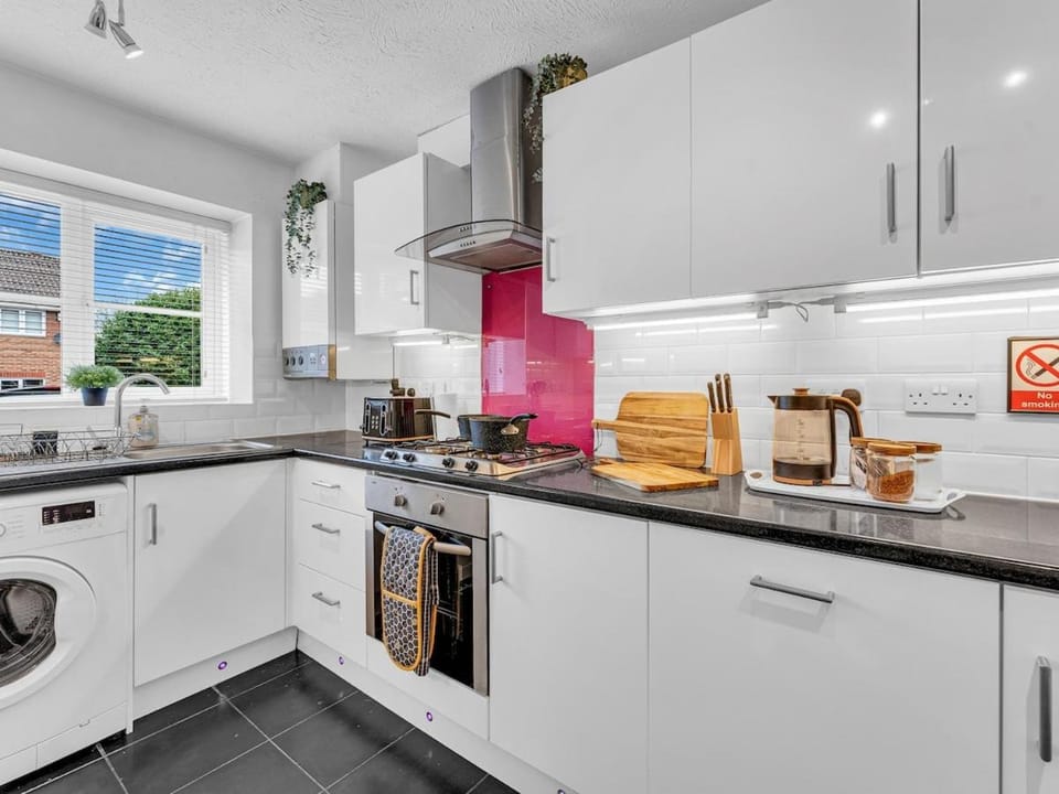 Sleeps 4 3 Bathrooms Wrexham AFC Driveway House in Wrexham