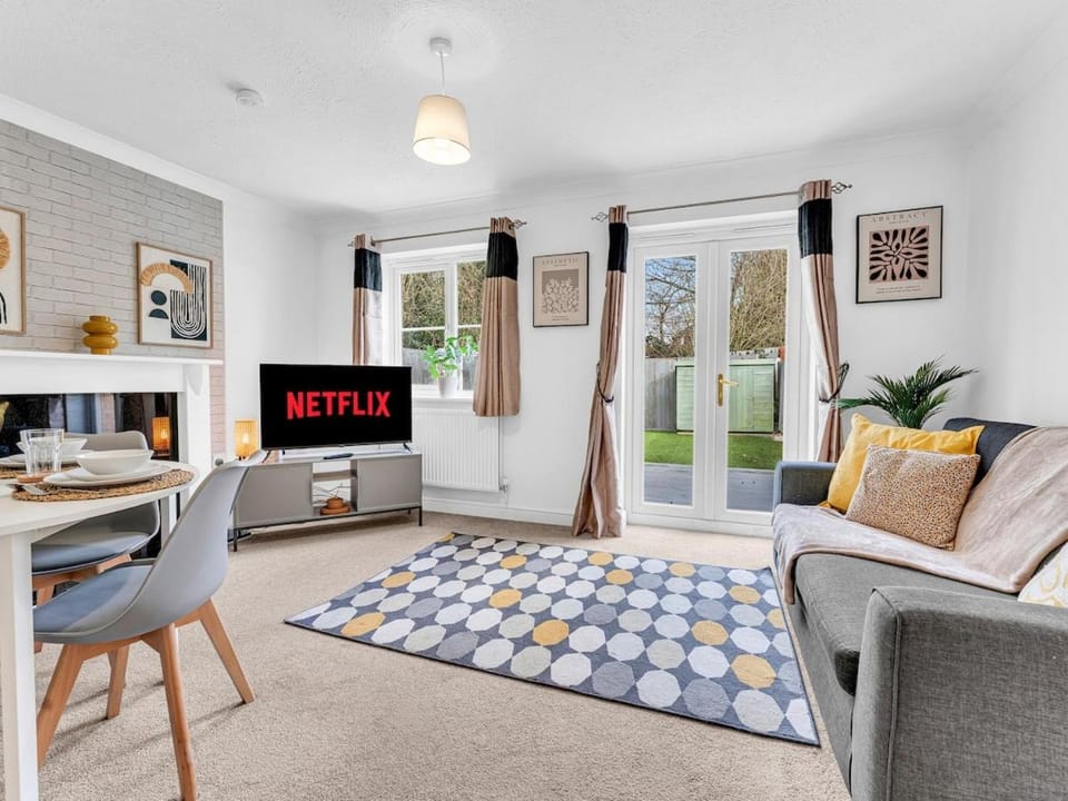 Sleeps 4 3 Bathrooms Wrexham AFC Driveway House in Wrexham