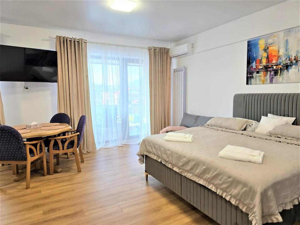 Bed, TV and multimedia, Living room, Photo of the whole room, Bedroom, air conditioner