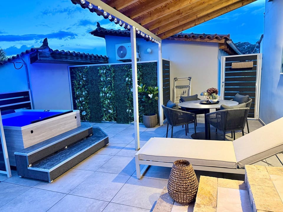 View (from property/room), Balcony/Terrace, Seating area, Dining area
