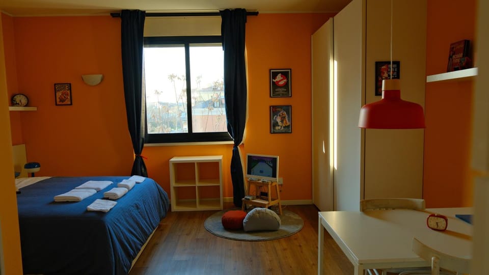 Bed, TV and multimedia, Photo of the whole room, Bedroom
