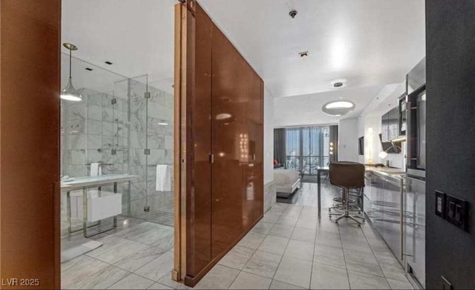 Justin's at Palms Place Hotel in Paradise