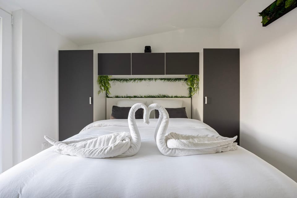 Bed, Bedroom, towels