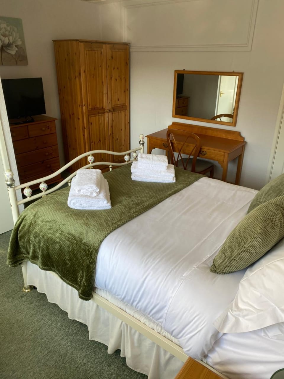 Bed, TV and multimedia, Bedroom, towels, wardrobe