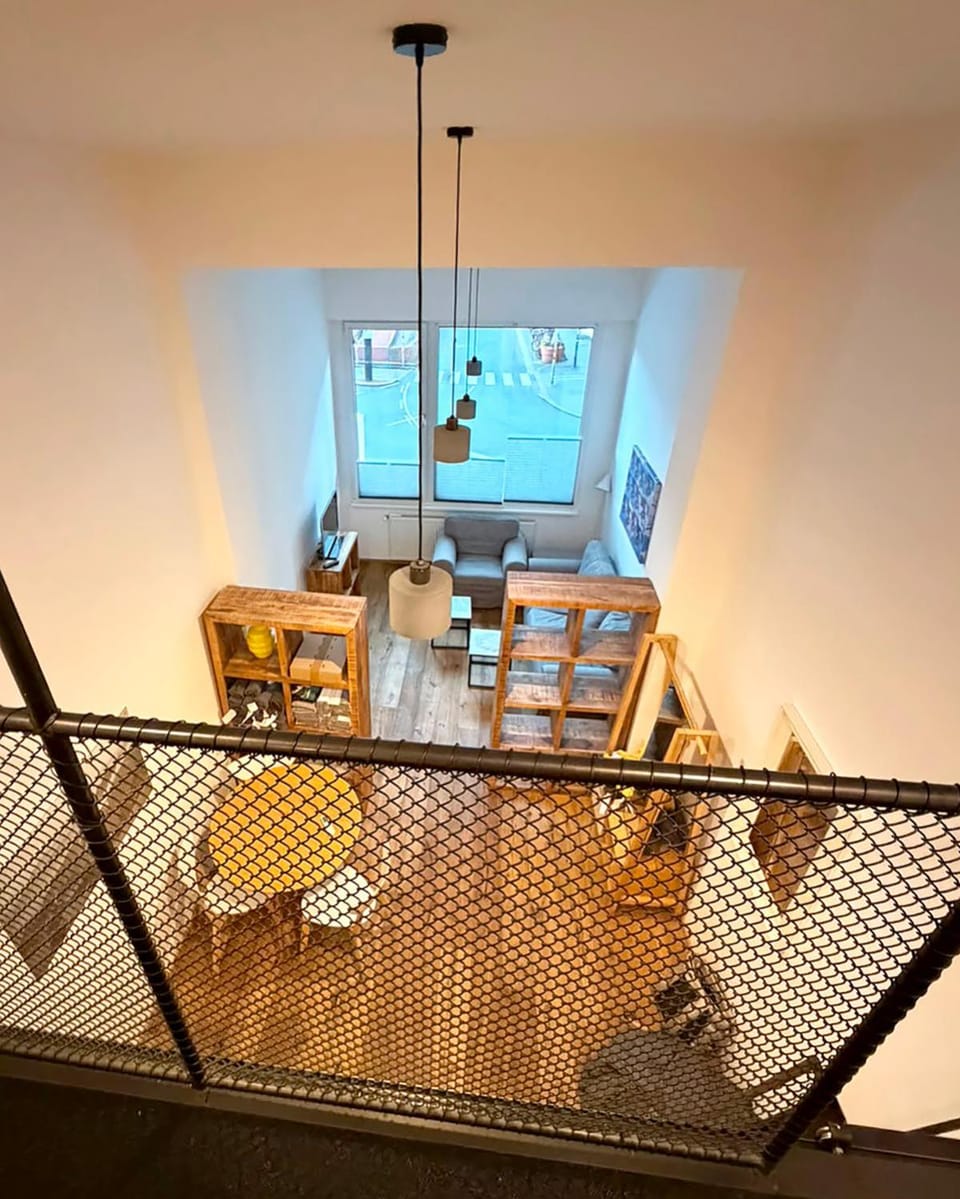 View (from property/room), Living room, Seating area, Dining area, City view, Landmark view, Mountain view