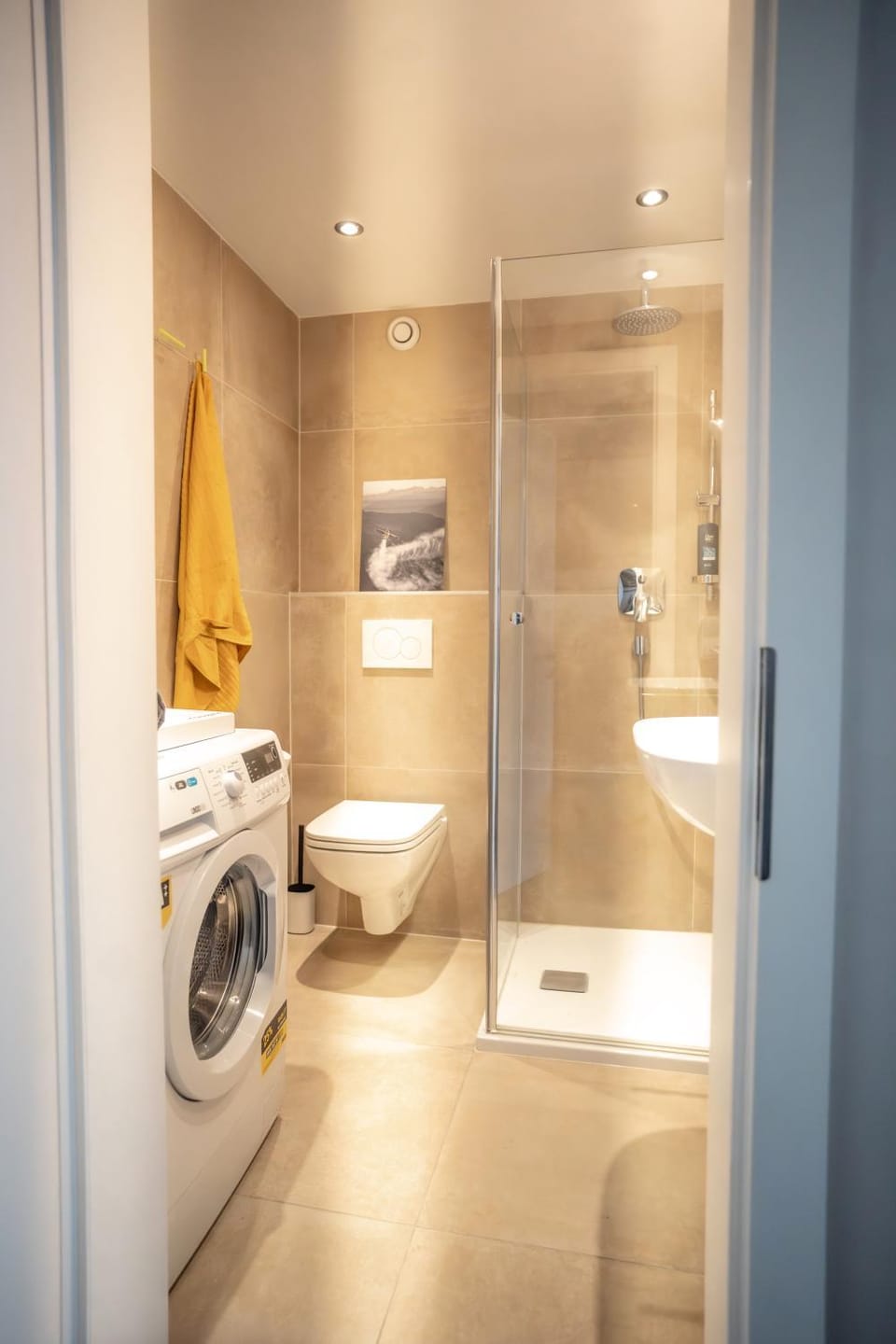 Shower, Toilet, Bathroom, towels, washing machine