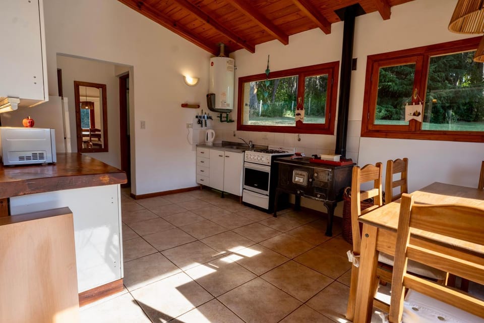 Kitchen or kitchenette, Dining area, minibar, oven, pet friendly, stove