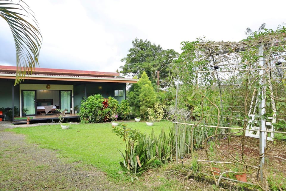 Volcano Garden Suite with Hottub Apartment in Alajuela Province