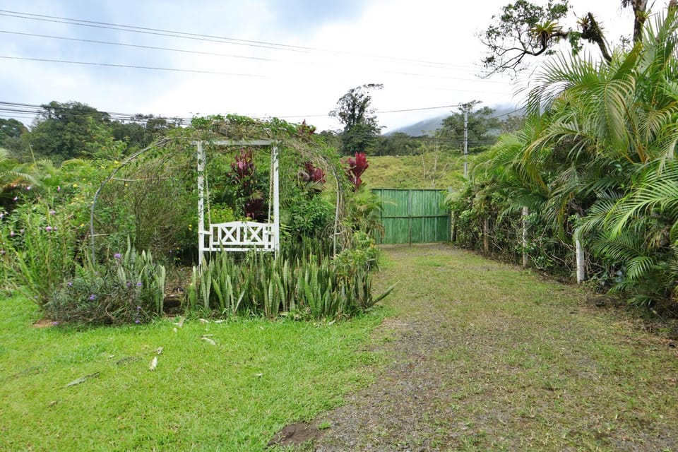 Volcano Garden Suite with Hottub Apartment in Alajuela Province