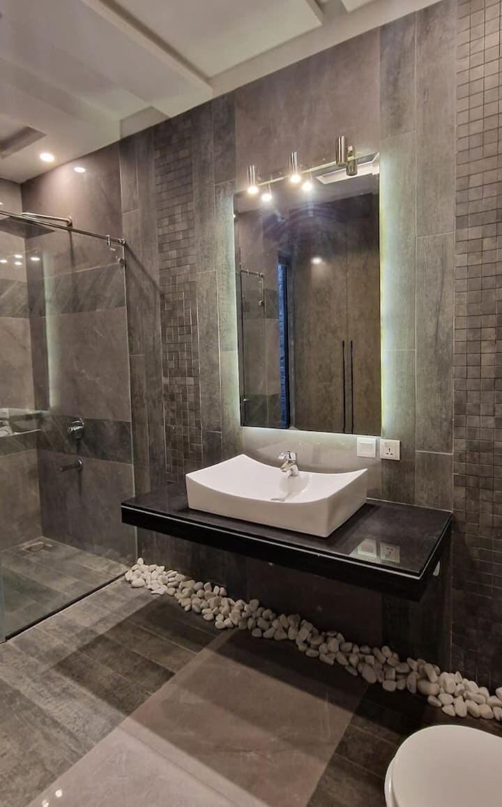 4 Bedrooms Luxury & Modern Full Home In DHA Phase 6 Neat PKLI, Raya & Dolmen Villa in Lahore