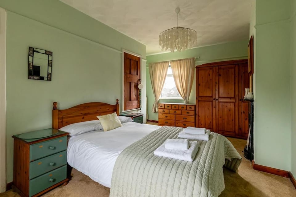 Easter Grove - 3-Bed House with Garden & Parking - 15 min to Bath Centre House in Bath