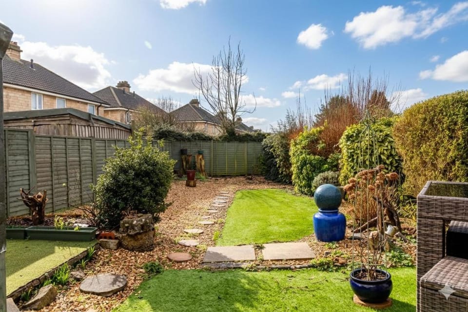 Easter Grove - 3-Bed House with Garden & Parking - 15 min to Bath Centre House in Bath