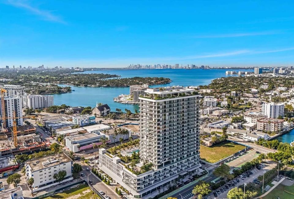 Luxury Corner Condo with Panoramic Ocean Views House in Miami Beach