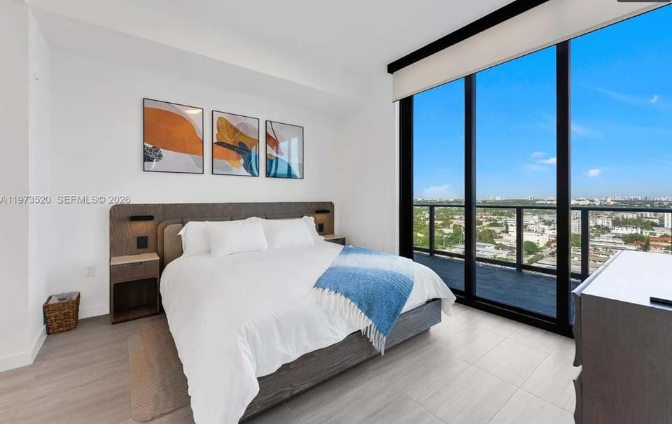 Luxury Corner Condo with Panoramic Ocean Views House in Miami Beach