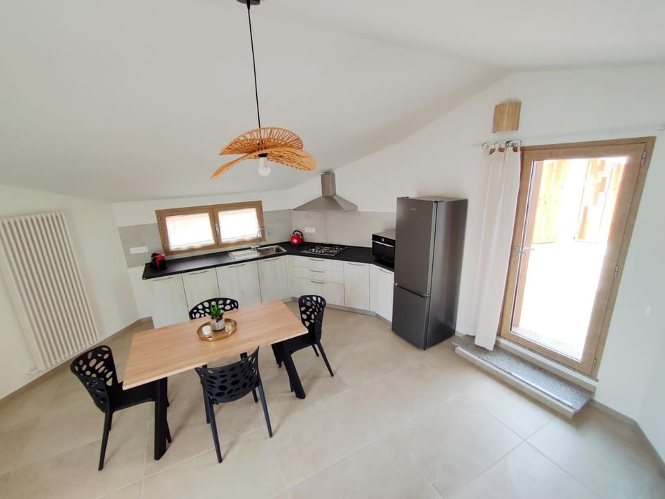 Kitchen or kitchenette, Dining area