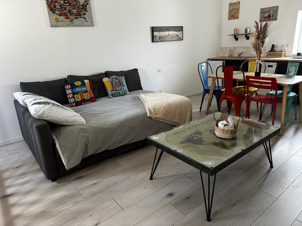 Bed, Living room
