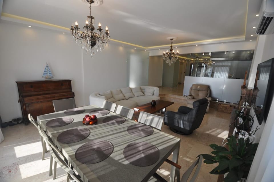 Communal lounge/ TV room, TV and multimedia, Seating area, Dining area