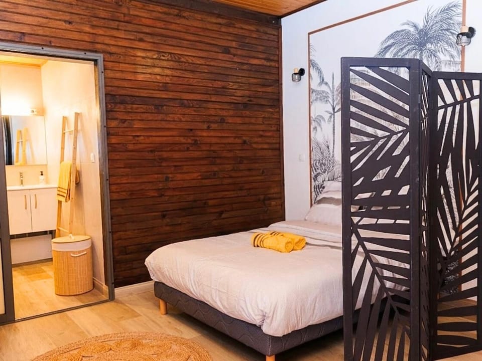 Bed, Bathroom, Photo of the whole room, Decorative detail, Bedroom