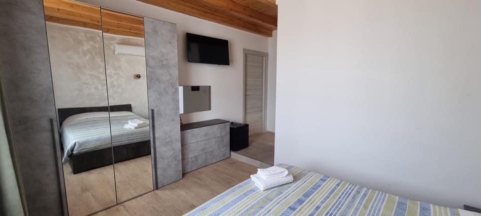 Bed, TV and multimedia, Photo of the whole room, Bedroom, towels, wardrobe