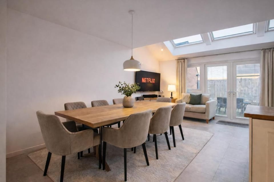 Mantons Living - Spacious 4 Bedroom Contractor & Corporate House House in Wakefield