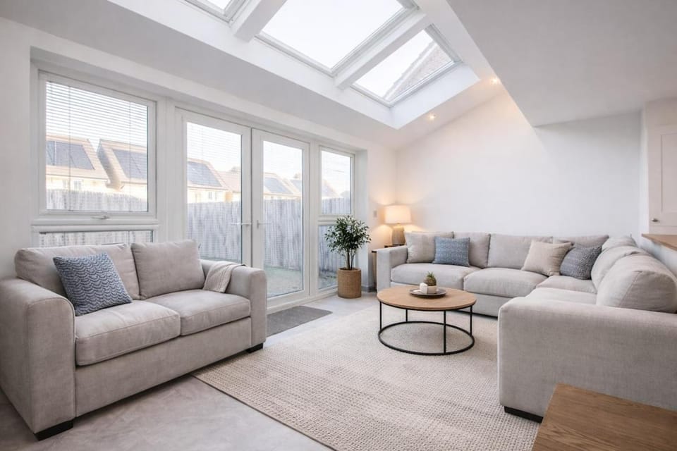 Mantons Living - Spacious 4 Bedroom Contractor & Corporate House House in Wakefield