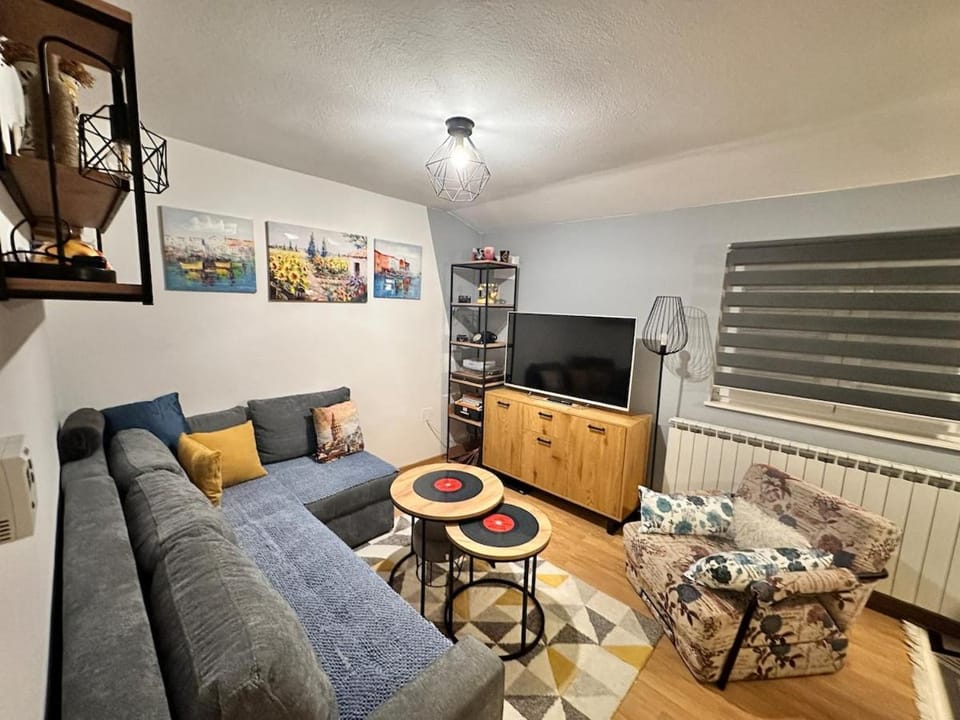 TV and multimedia, Living room, Seating area, Evening entertainment