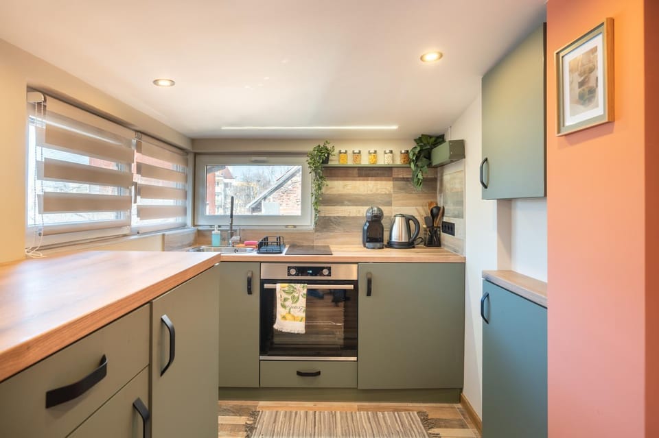 Coffee/tea facilities, Kitchen or kitchenette, minibar, oven, stove, toaster