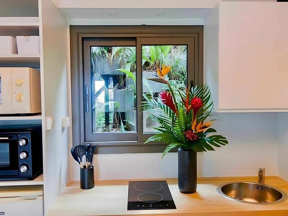 Coffee/tea facilities, microwave, oven, stove, toaster, kitchen