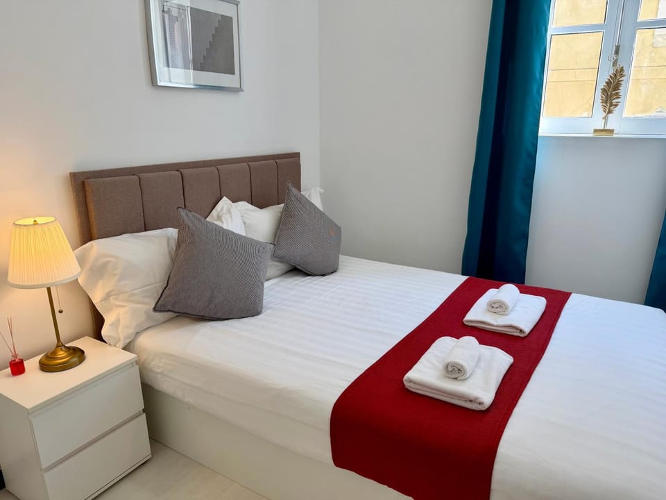 Bed, Photo of the whole room, Bedroom, towels
