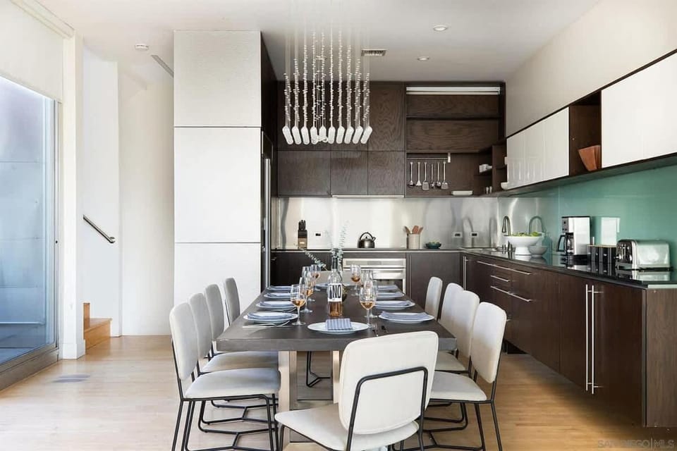 Elegant 5BR with BBQ Balcony & City Views House in San Diego