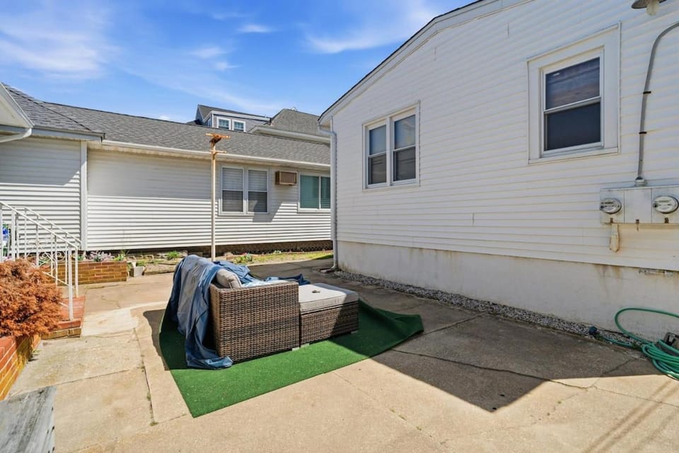 221 W 25Th Ave Front Home - 4 Beds, 2 Bath House in Wildwood