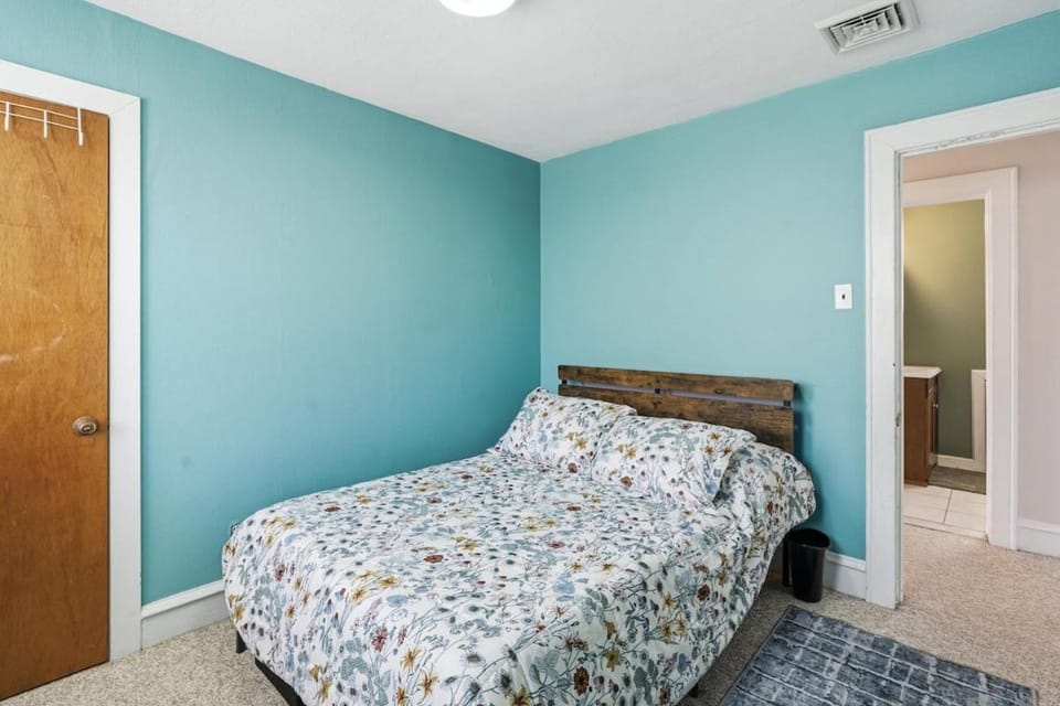 221 W 25Th Ave Front Home - 4 Beds, 2 Bath House in Wildwood
