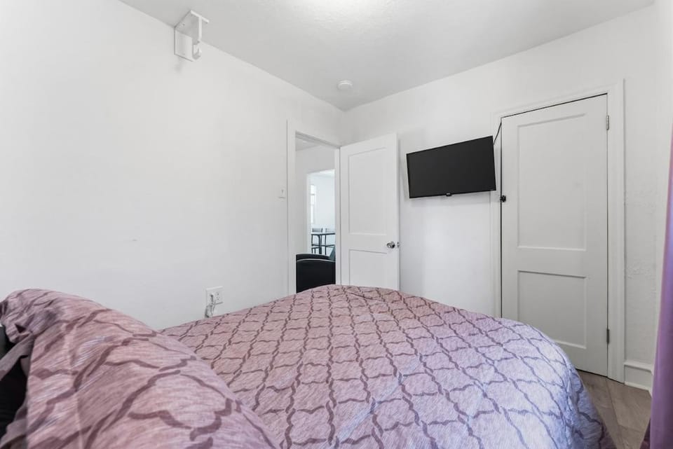 221 W 25Th Ave Back Cottage - 2 Beds, 1 Bath House in Wildwood