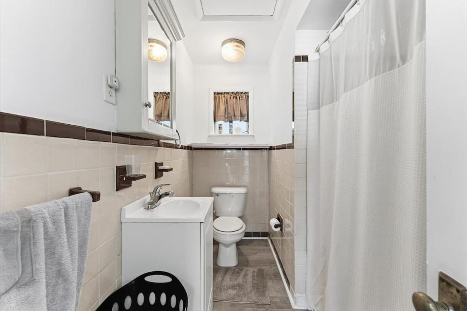 221 W 25Th Ave Back Cottage - 2 Beds, 1 Bath House in Wildwood