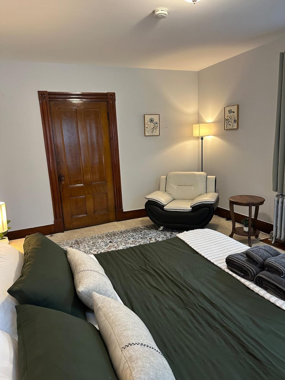 Lovely 3 BR Entire Home Steps Away from Green Line and Red Line T Stations & Tufts Univ at Somerville Boston House in Somerville