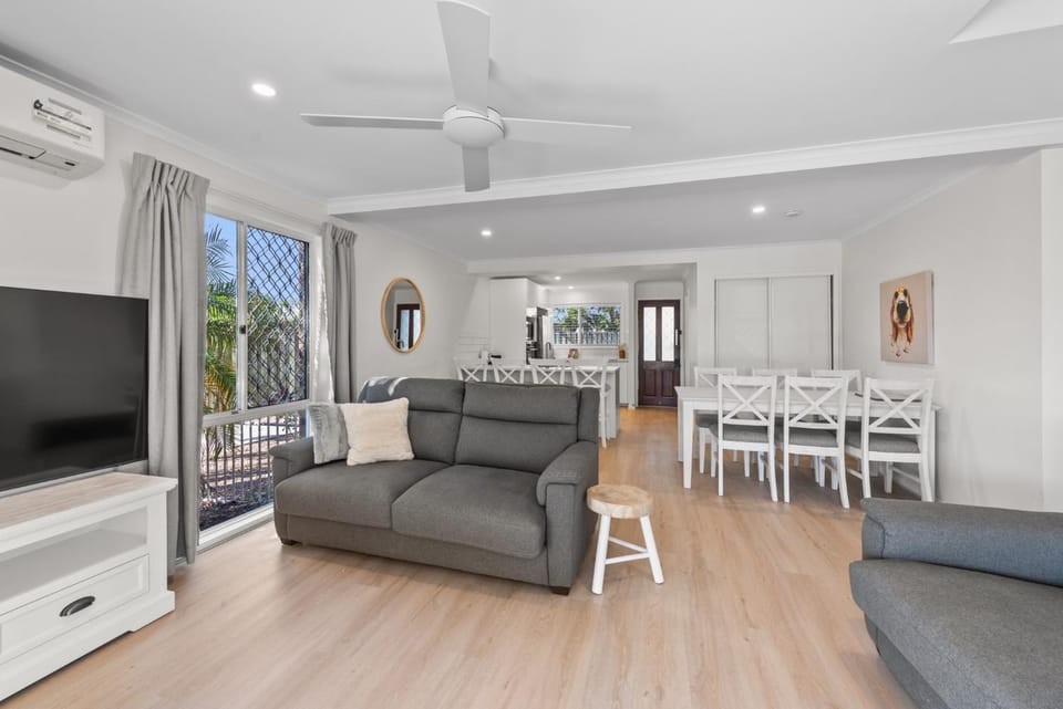 Family Friendly 2 Bed Flat with Balcony Apartment in Sunshine Coast