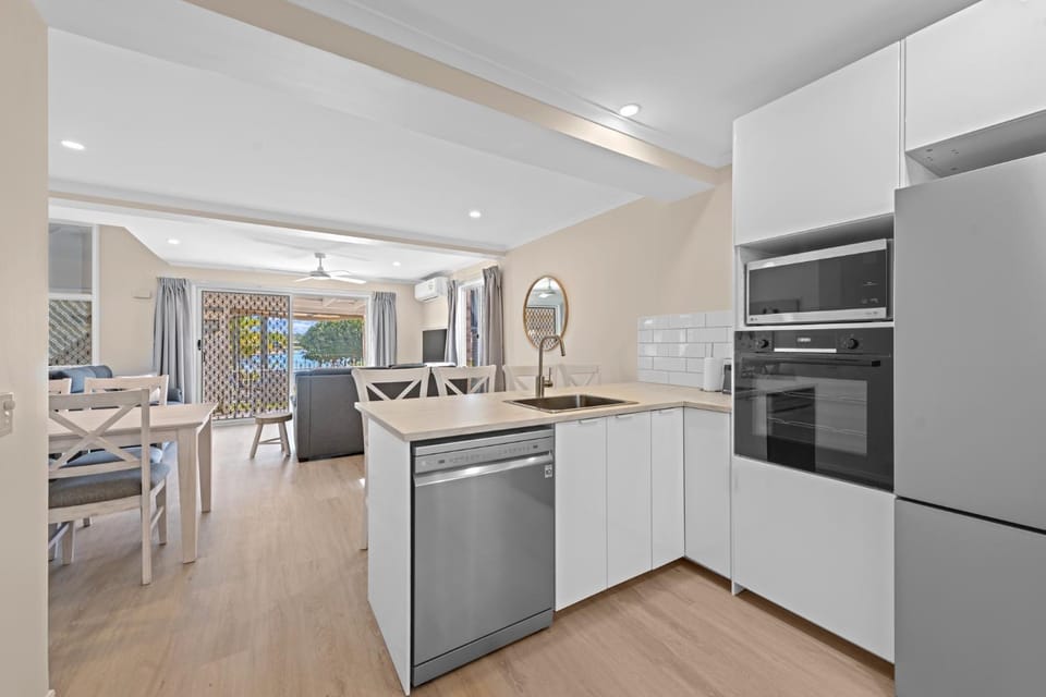 Family Friendly 2 Bed Flat with Balcony Apartment in Sunshine Coast