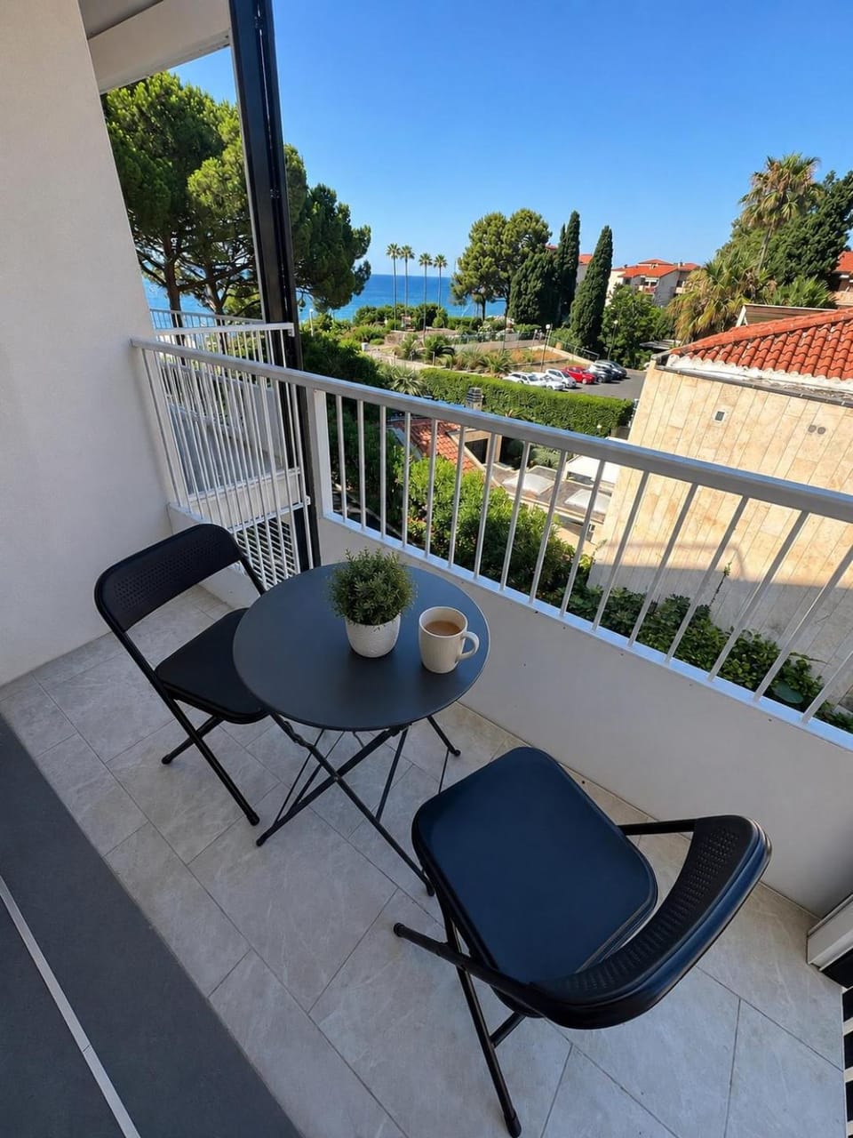 Tirrenia beach house - sea front with private beach Apartment in Sanremo