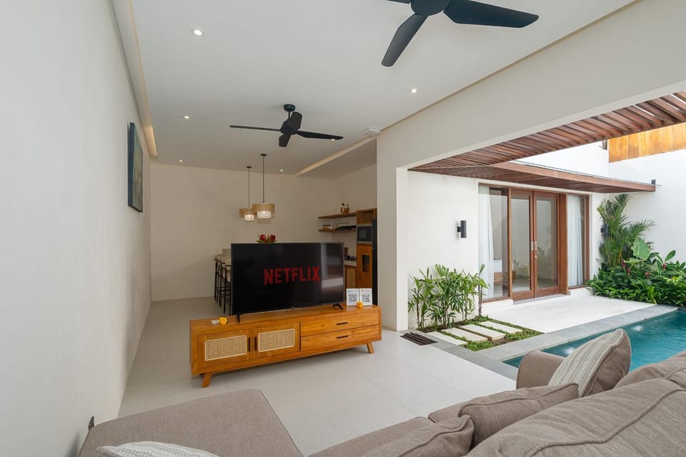 TV and multimedia, Living room, Seating area, Pool view