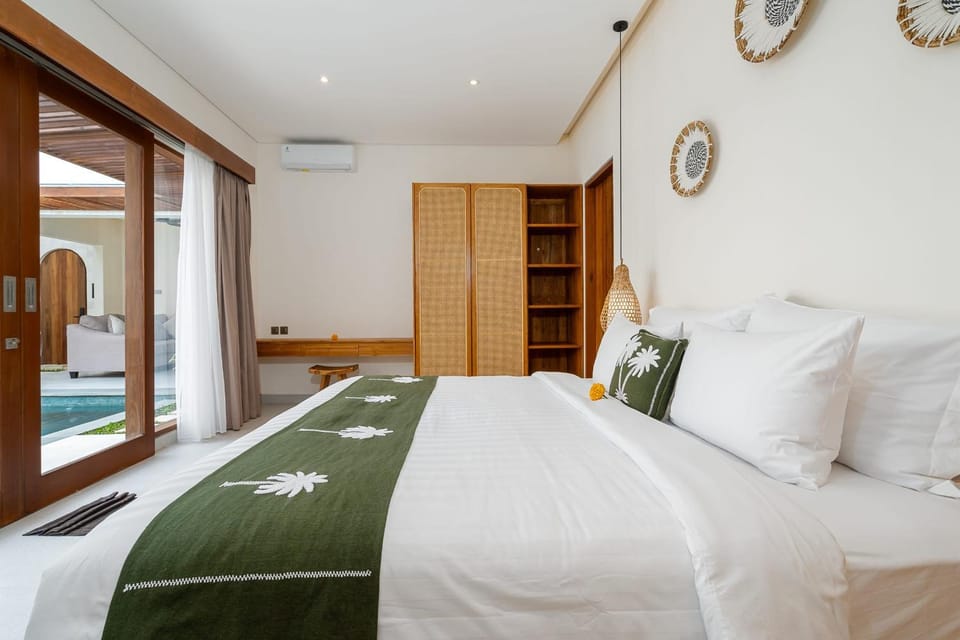 Bed, Photo of the whole room, Bedroom, wardrobe, air conditioner