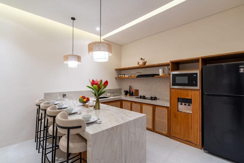 Kitchen or kitchenette, Dining area, microwave, stove