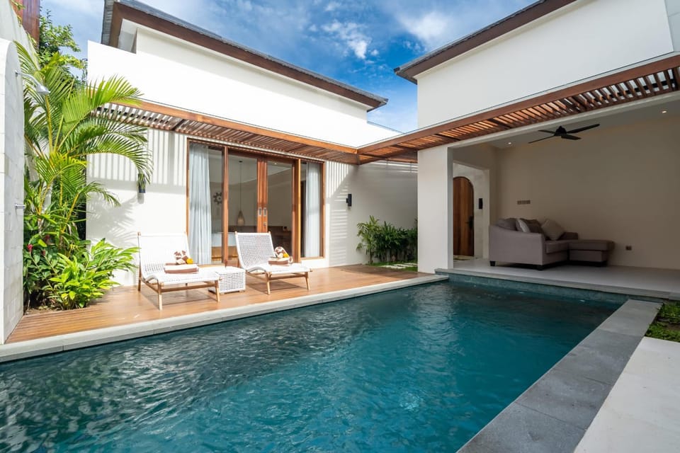 Property building, Patio, Day, Pool view, Swimming pool, sunbed