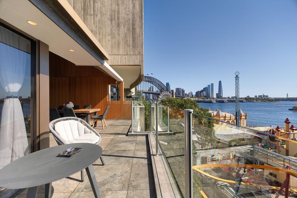 Luxury 3-Bed Apartment, Harbour and Luna Park Views Apartment in Sydney