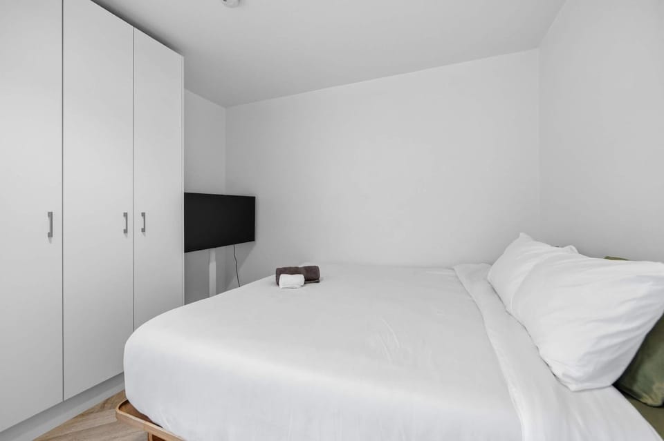 Bed, TV and multimedia, Bedroom, wardrobe
