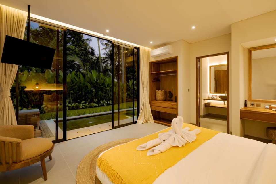 Bed, TV and multimedia, Seating area, Bedroom