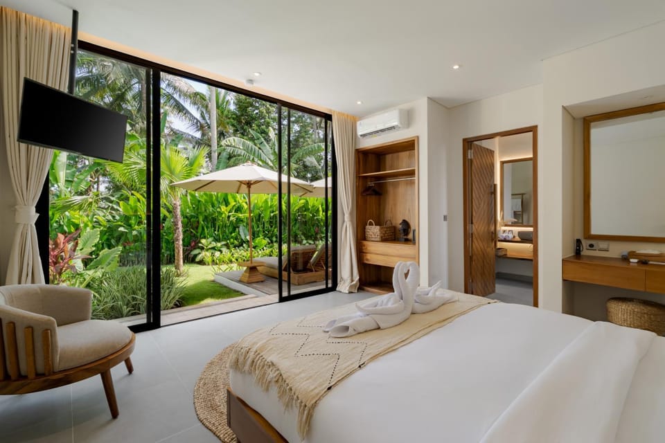 Bed, TV and multimedia, Seating area, Bedroom, Garden view, air conditioner