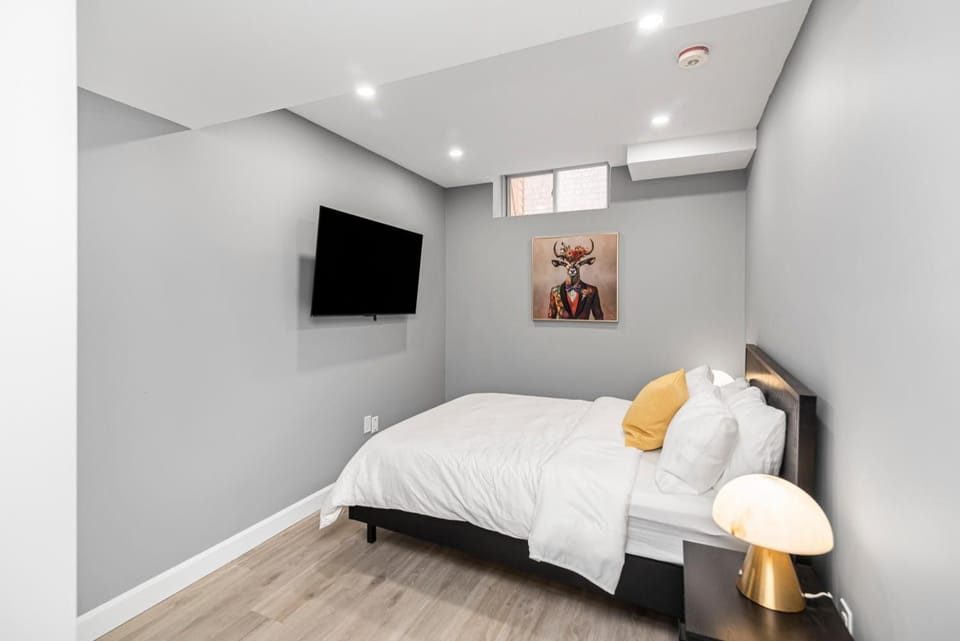 Cozy Spacious 2BR Suite with Parking & Wi-Fi Apartment in Hamilton