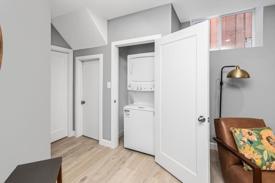 Cozy Spacious 2BR Suite with Parking & Wi-Fi Apartment in Hamilton