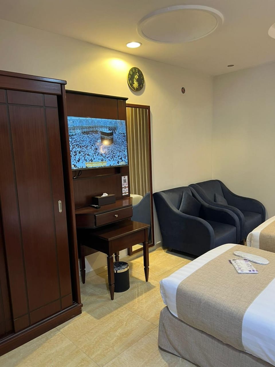 Bed, TV and multimedia, Seating area